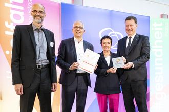 (v.l.) Dr. Berthold Kaufmann, Passivhaus Institut, Darmstadt; Tarek Al-Wazir, Hessischer Wirtschaftsminister, Rosemarie Heilig, Dezernentin für Klima, Umwelt und Frauen, Stadt Frankfurt am Main, Martin Menger, Geschäftsführer varisano Kliniken-Frankfurt-Main-Taunus mit dem Zertifikat für das weltweit erste Krankenhaus im Passivhaus-Standard